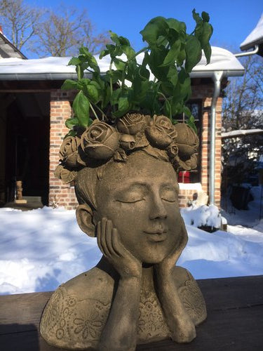 Mädchen mit Rosenkranz | Pflanzfigur
