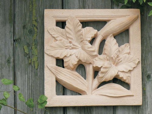 Blumenrelief Lilie