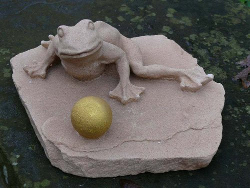 Frosch mit Goldball