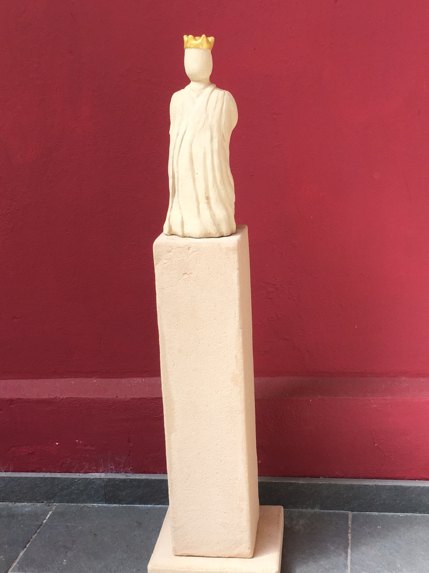 König auf einer Stele