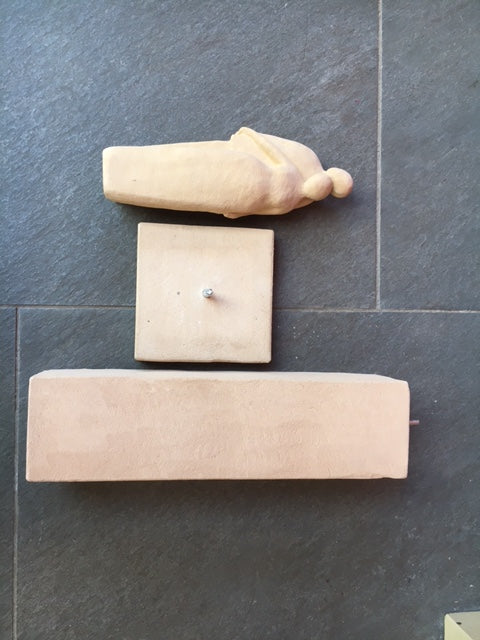 Stele mit Sockel und Liebespaar