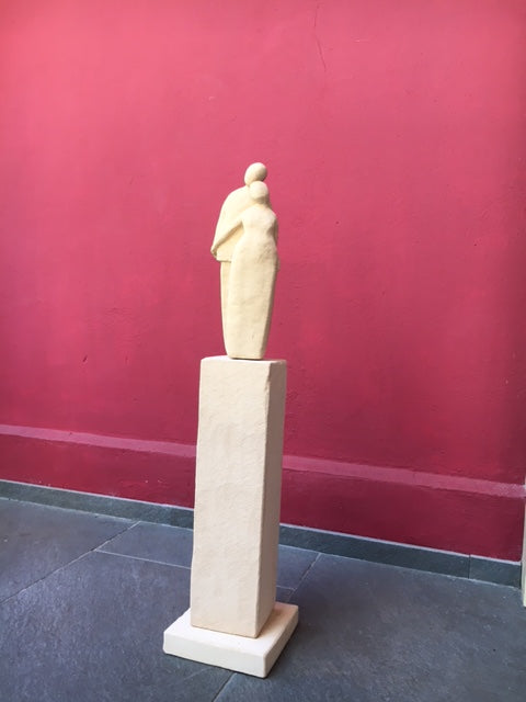 Stele mit Sockel und Liebespaar