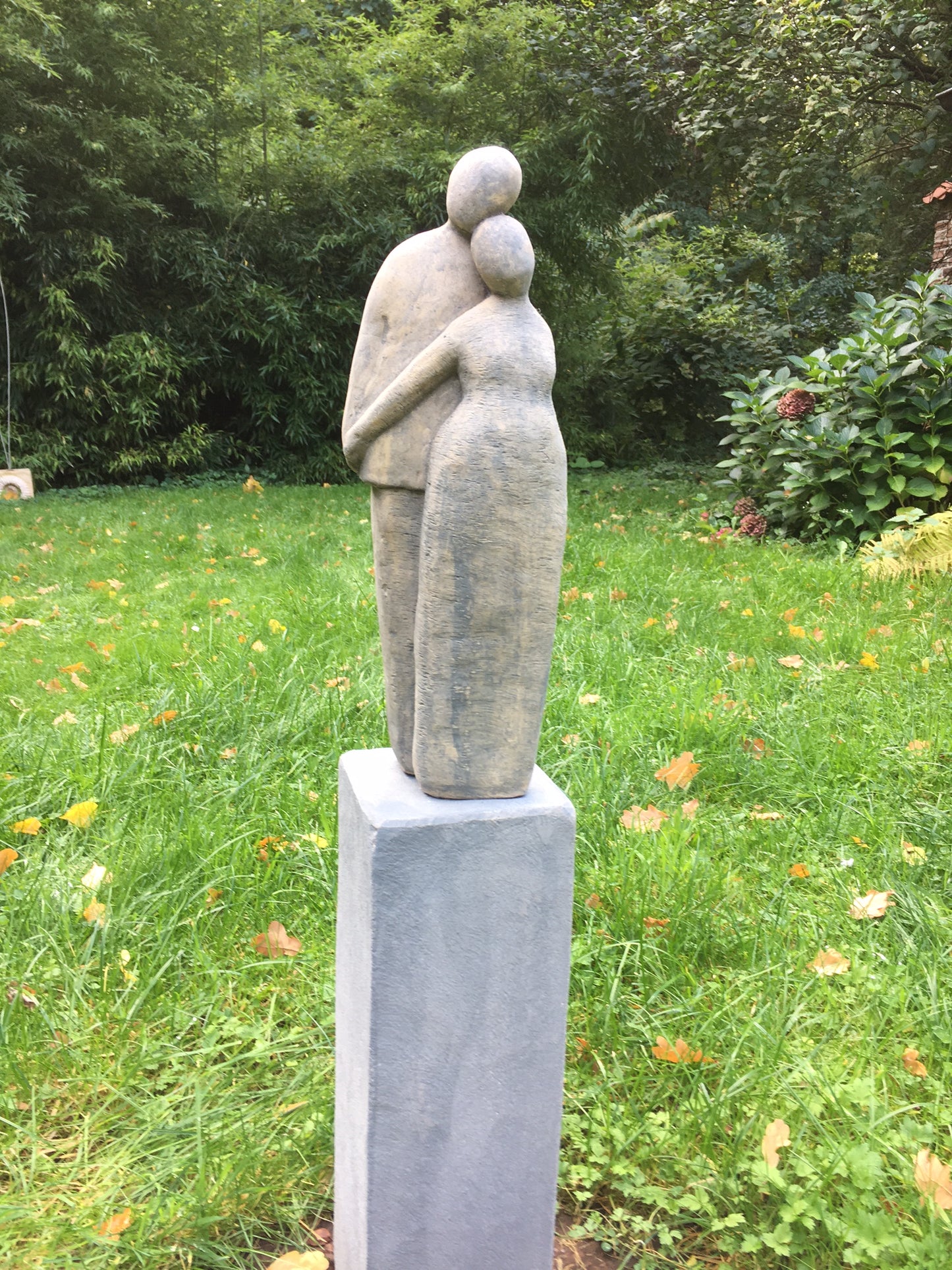 Stele mit Sockel und Liebespaar