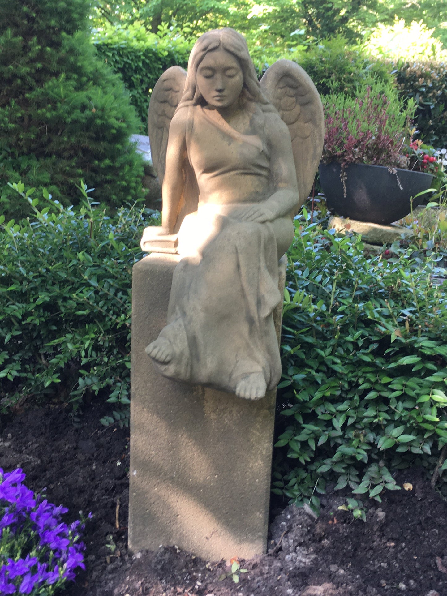 Engelsstatue "Merle" sitzend auf einer Stele