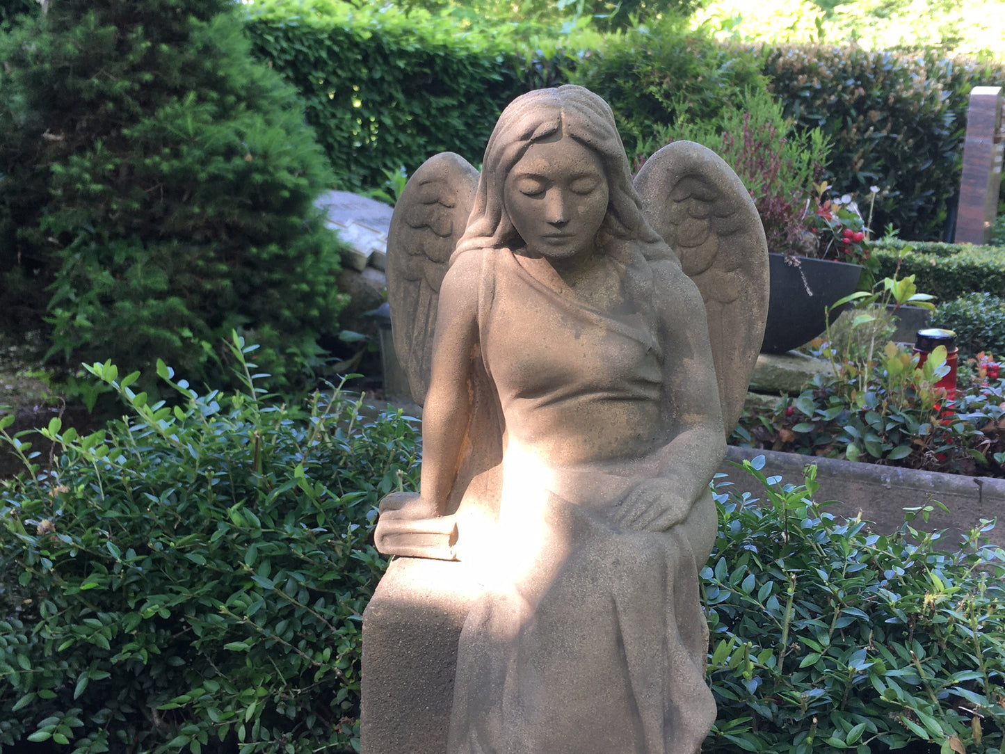 Engelsstatue "Merle" sitzend auf einer Stele