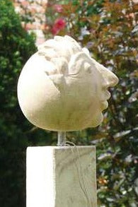 Sonnenköpfchen auf Stele