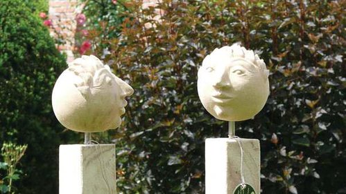 Sonnenköpfchen auf Stele