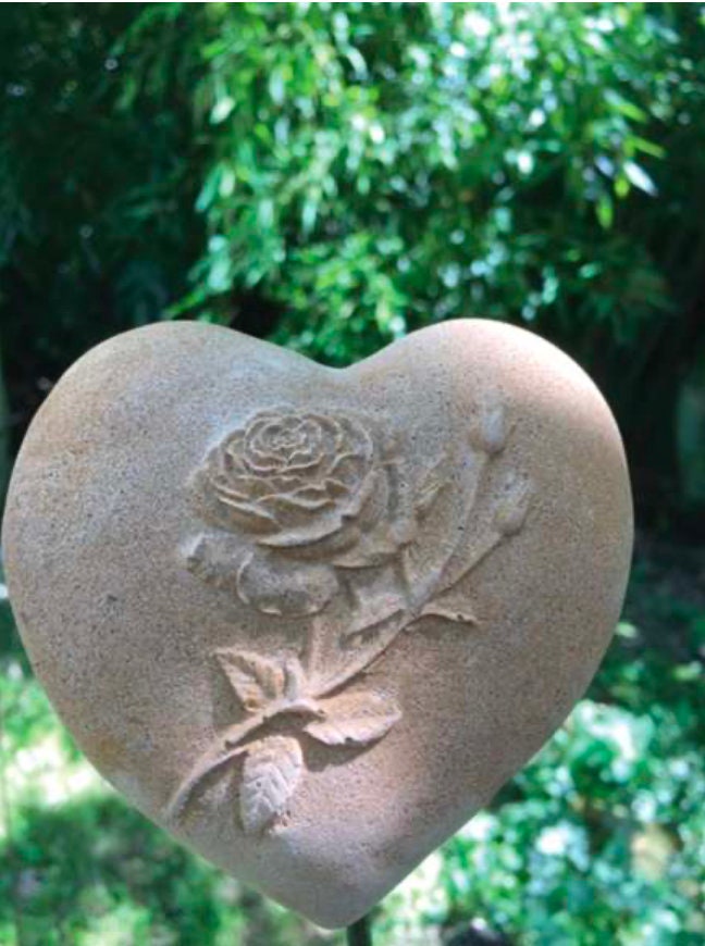 Herz mit filigraner Rose | Sandstein