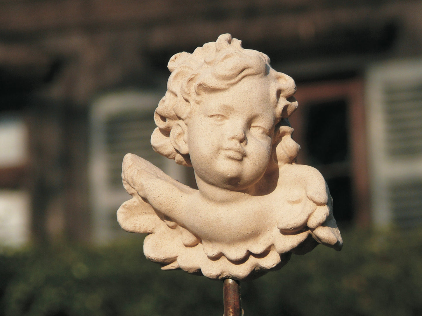 Engel auf Eisenstange