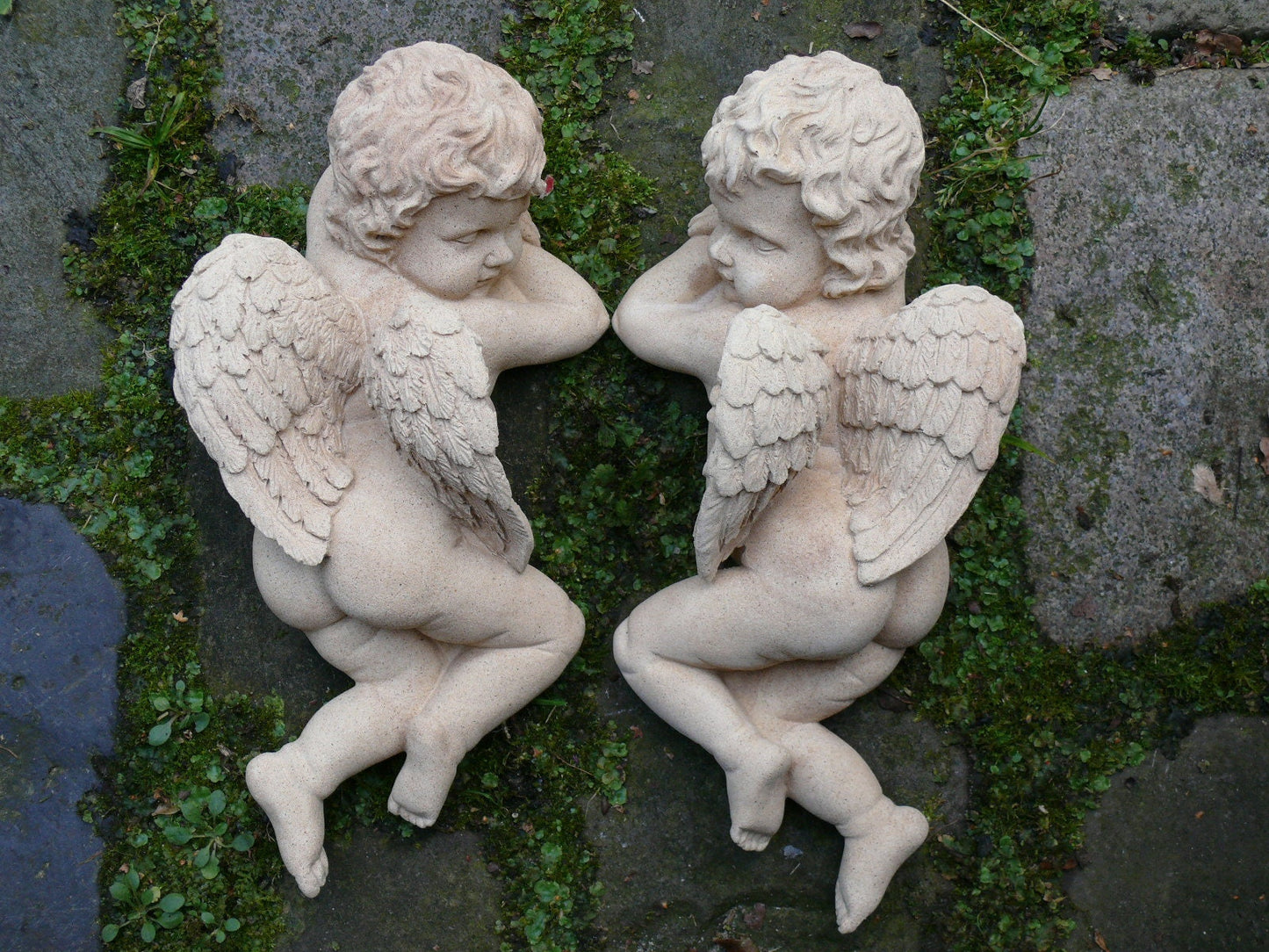 Liegender Engel