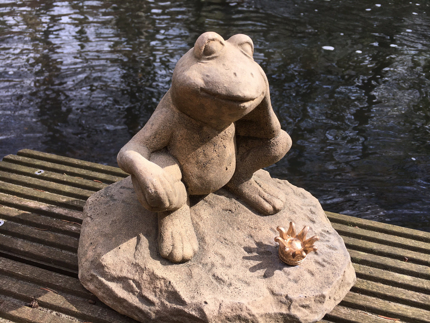 Froschkönig sitzend