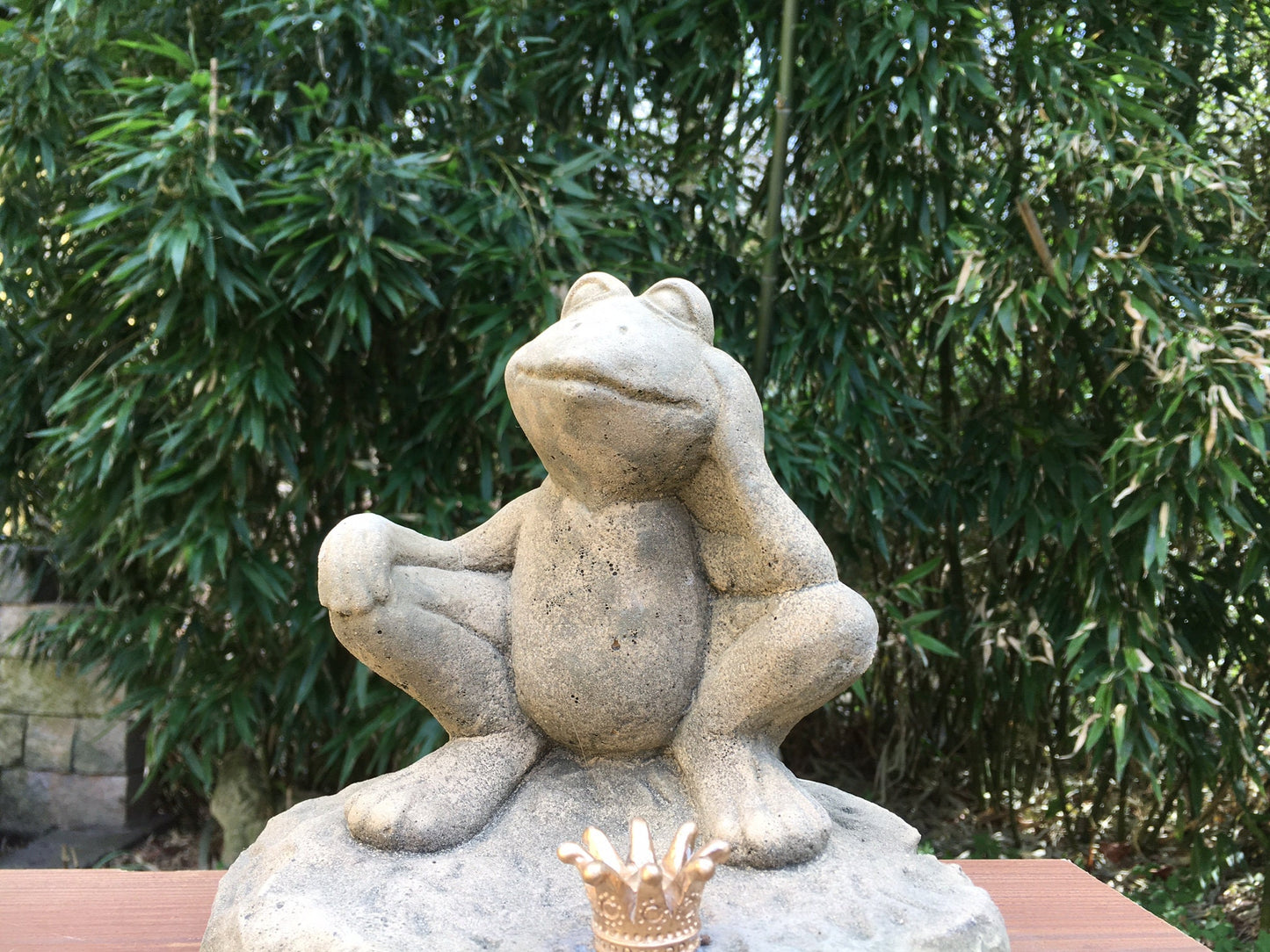 Froschkönig sitzend