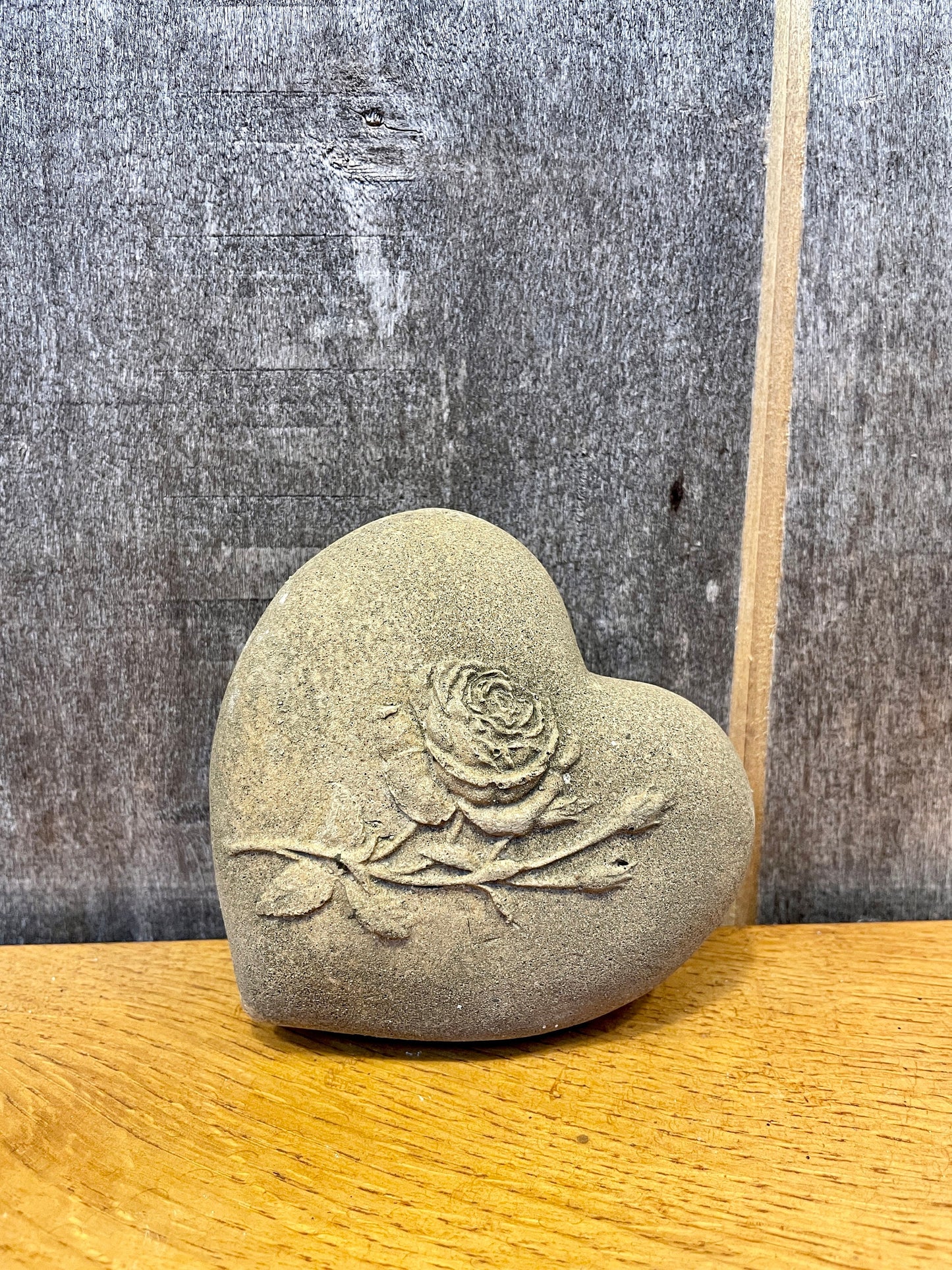 Herz mit filigraner Rose | Sandstein