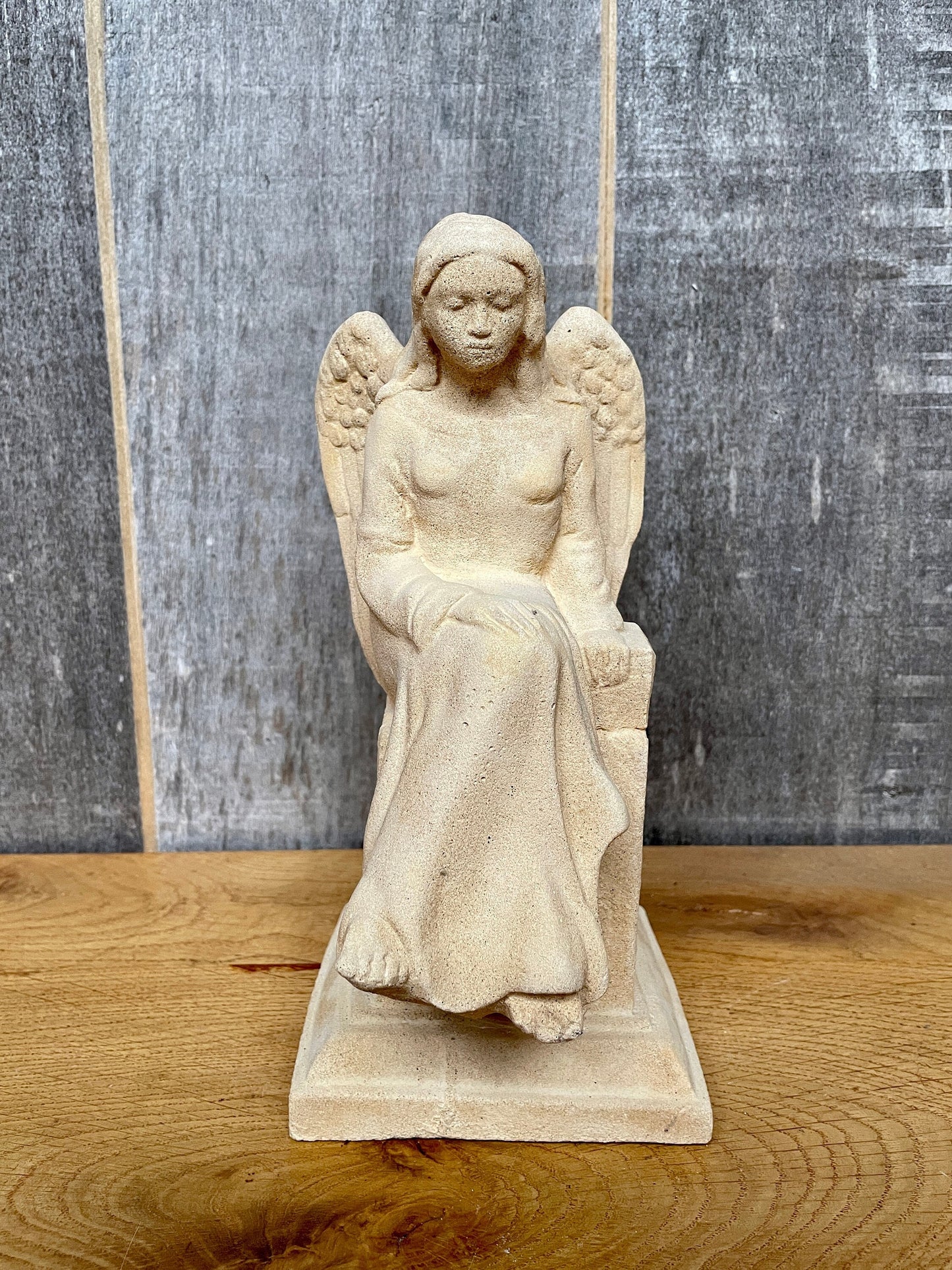 Engelsstatue "Merle" auf Sockel