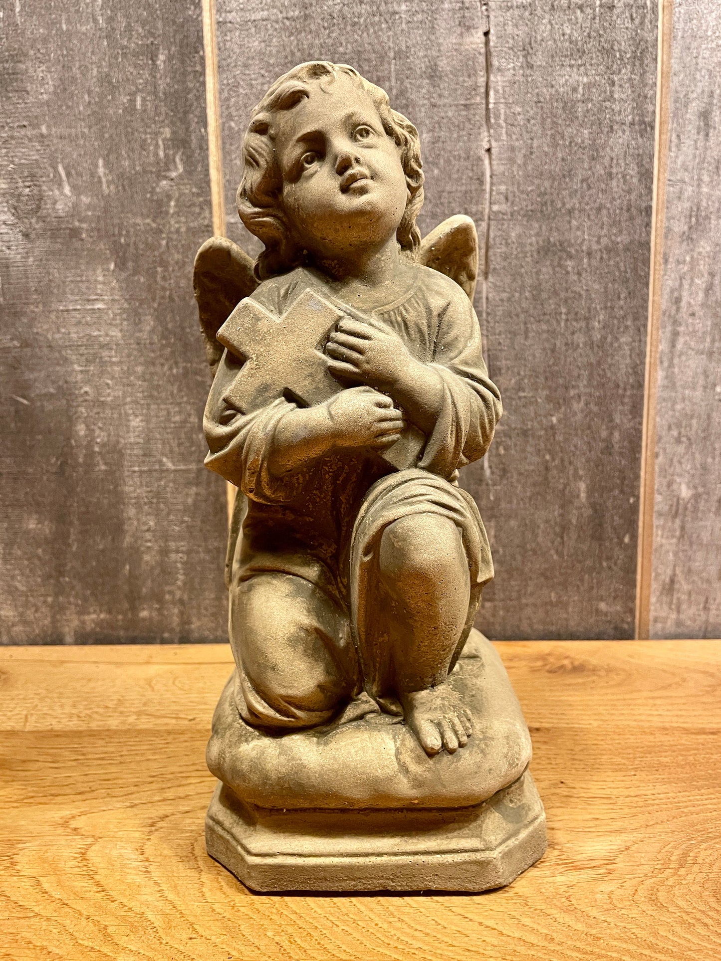 Engelsstatue mit Kreuz