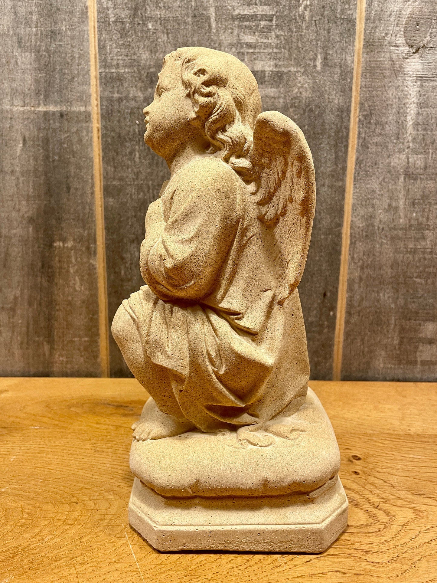 Engelsstatue mit Kreuz
