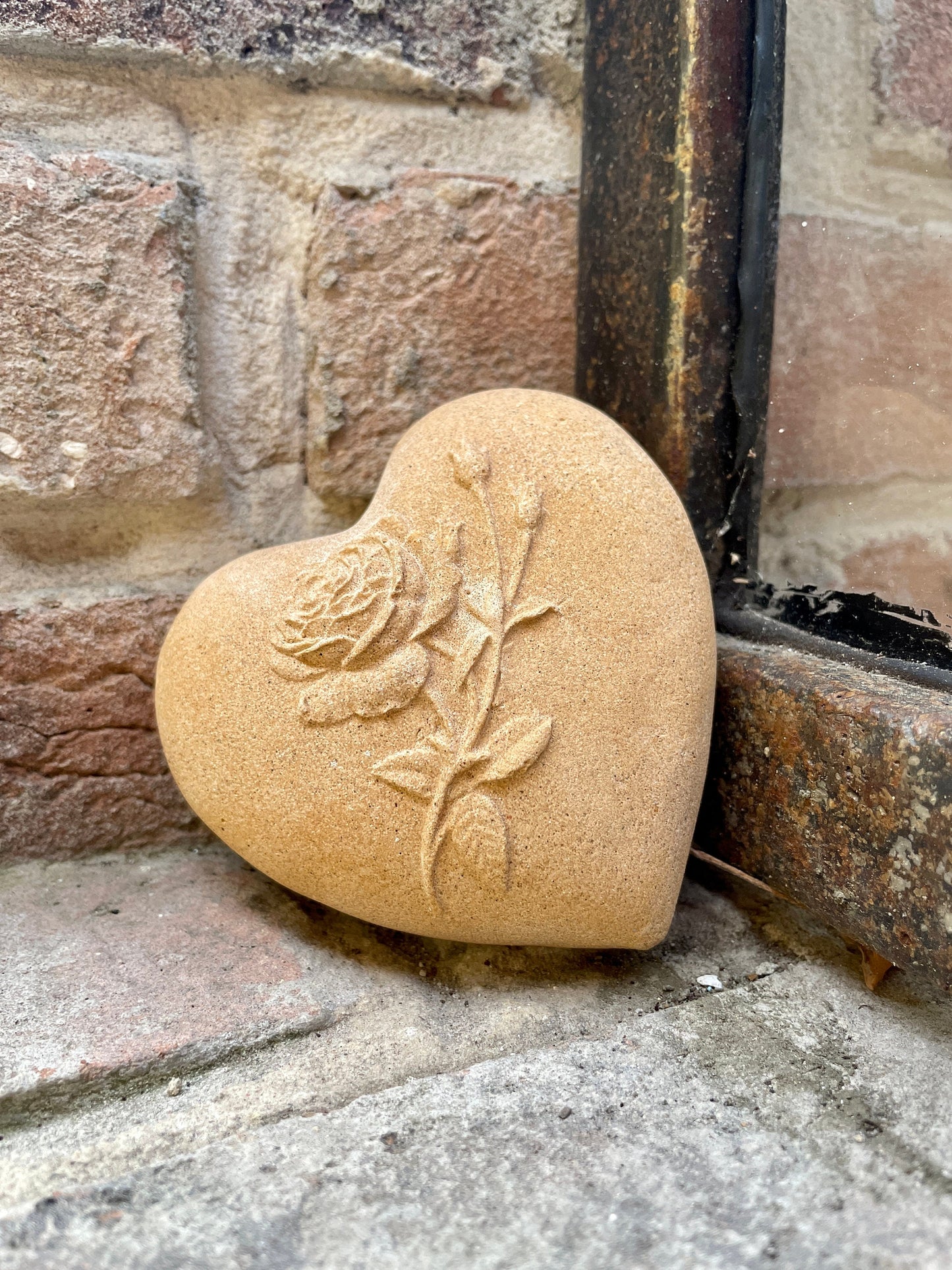 Herz mit filigraner Rose | Sandstein