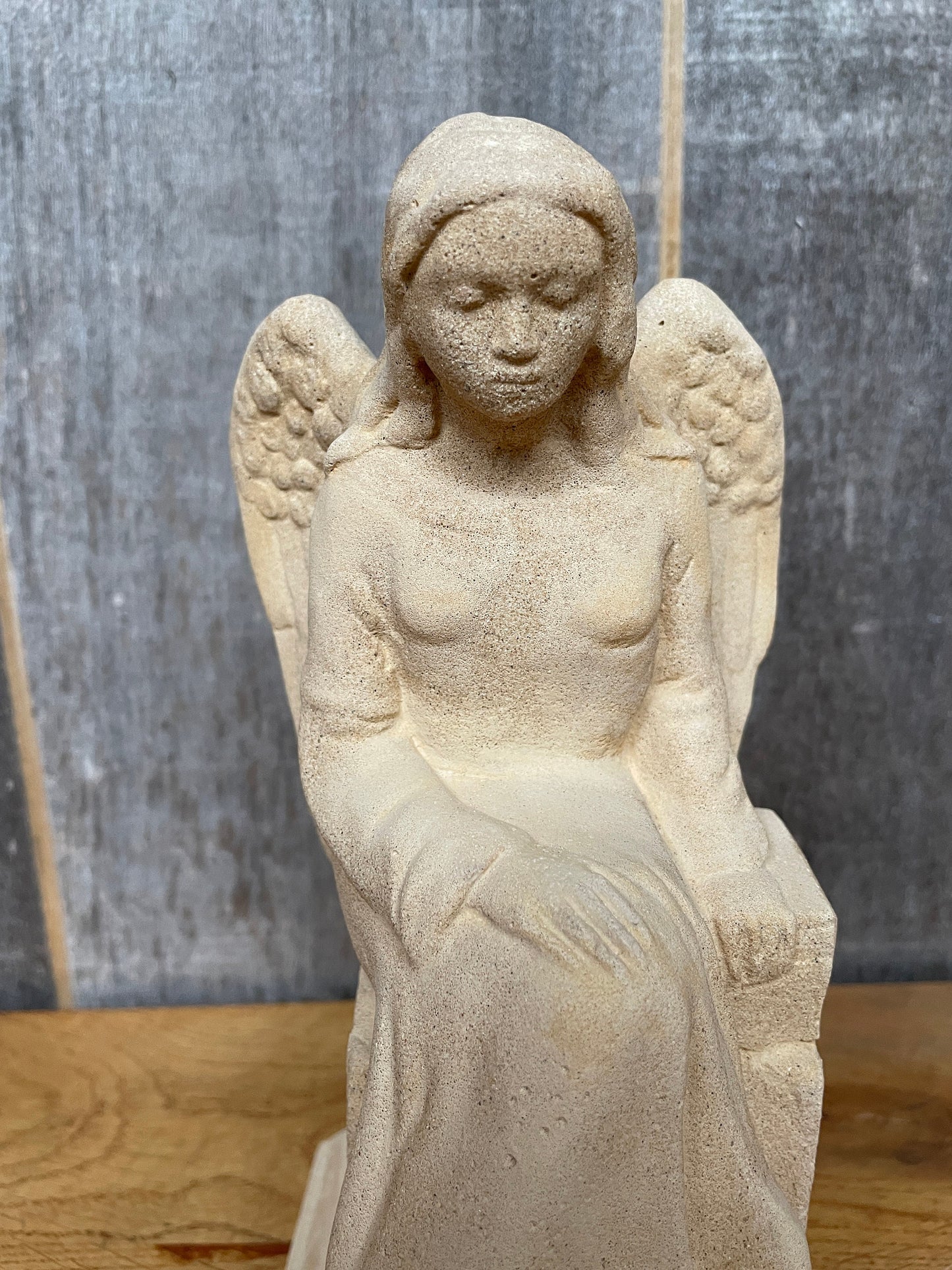 Engelsstatue "Merle" auf Sockel