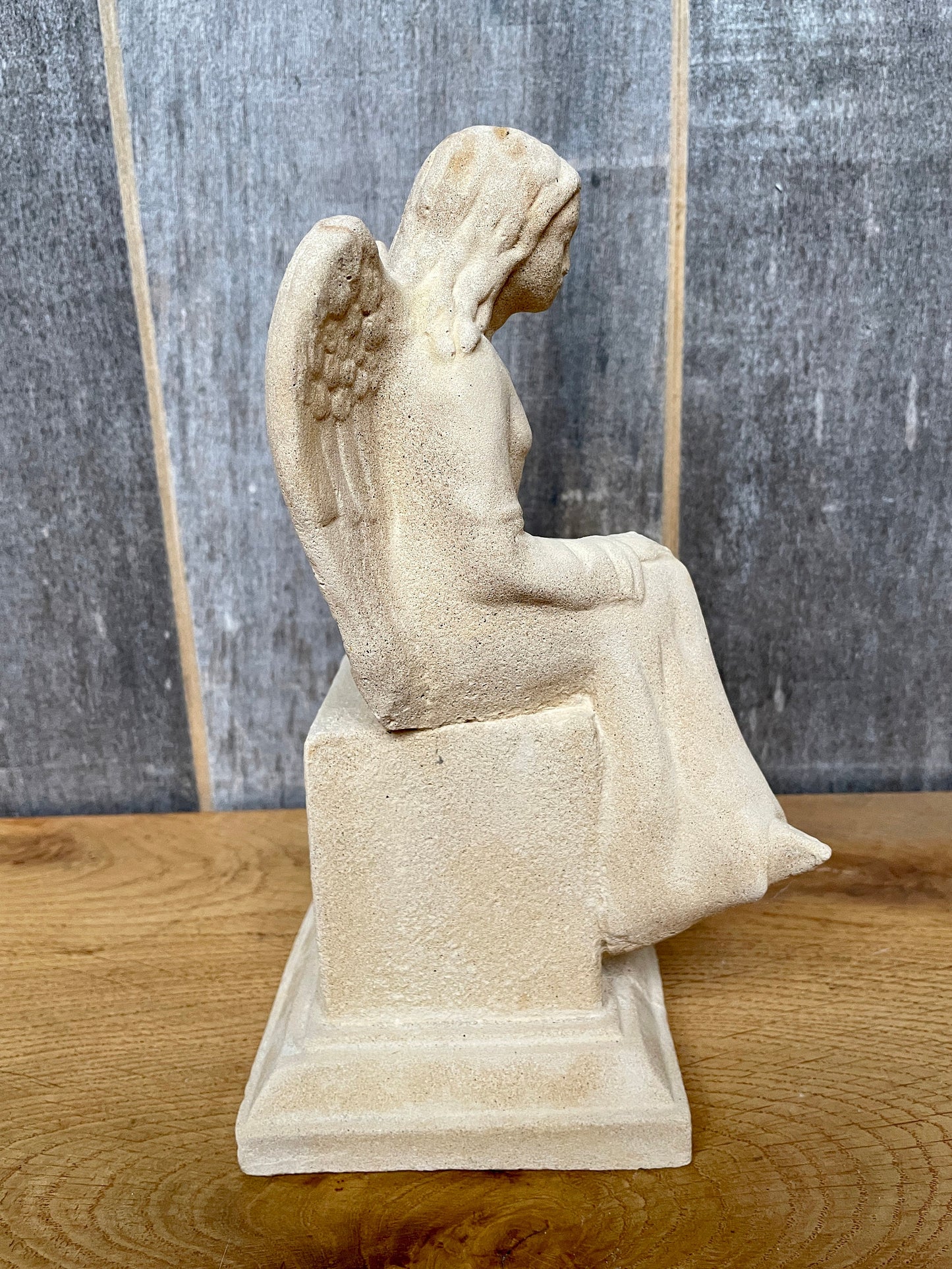 Engelsstatue "Merle" auf Sockel
