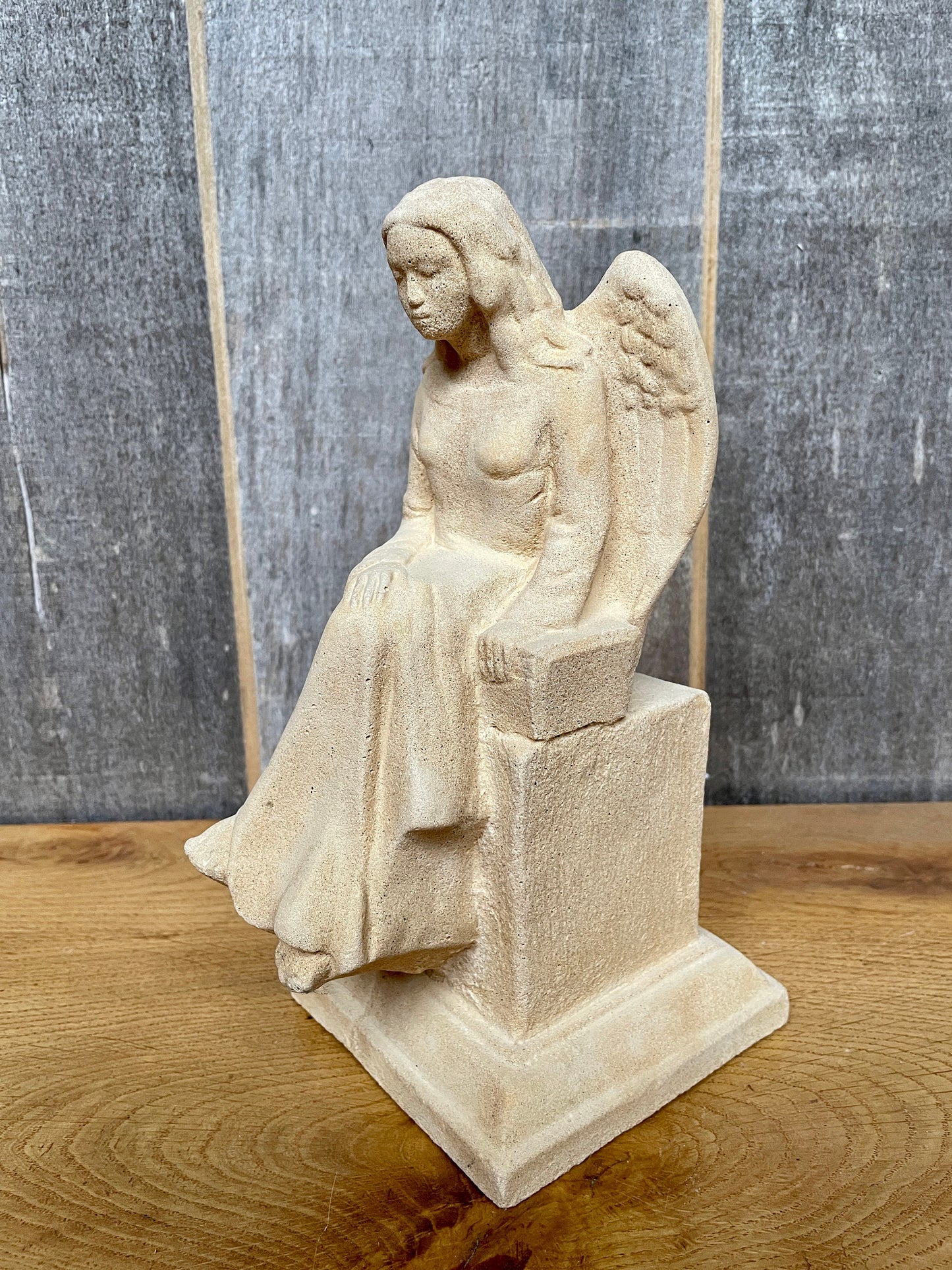 Engelsstatue "Merle" auf Sockel