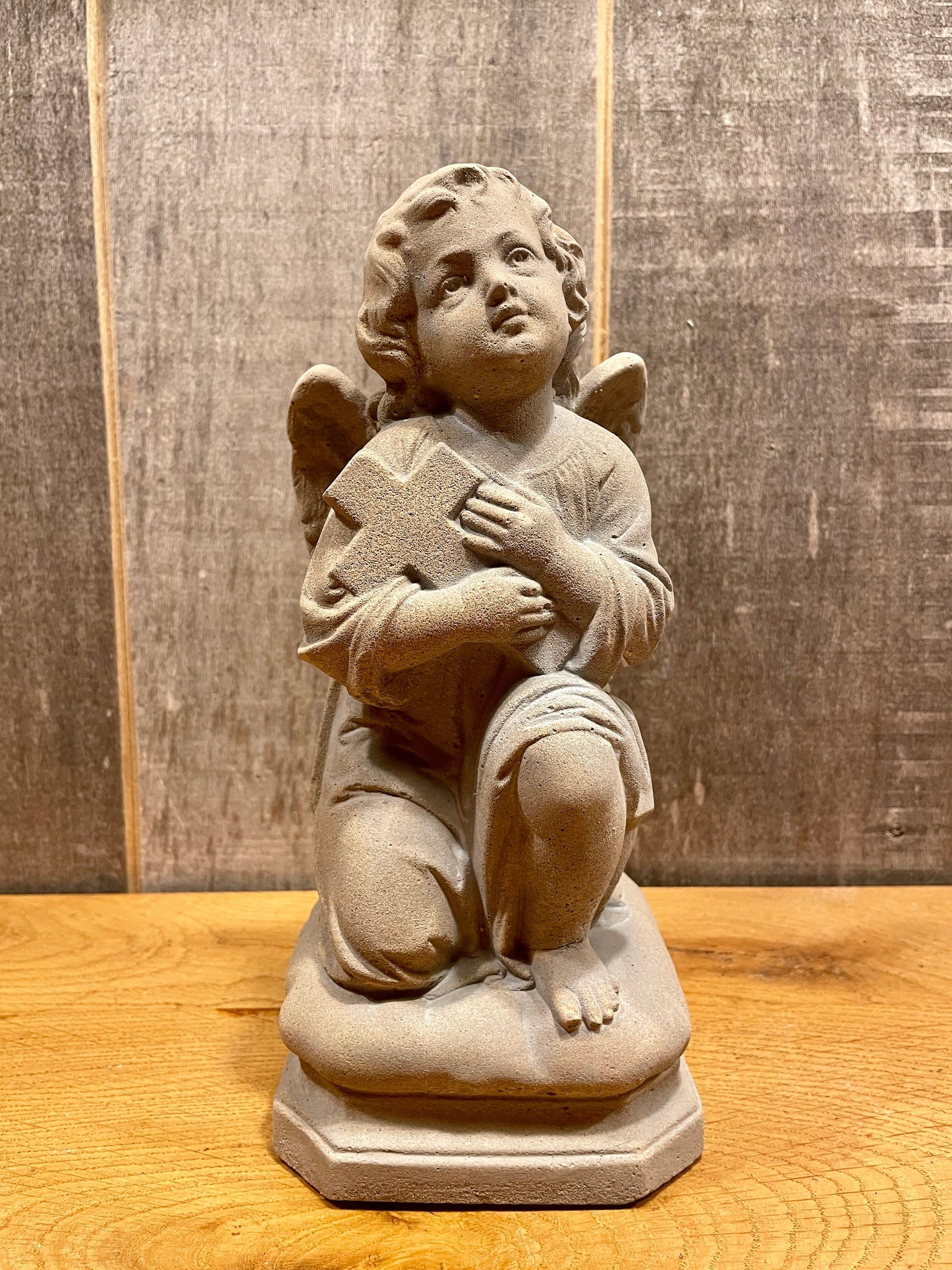 Engelsstatue mit Kreuz