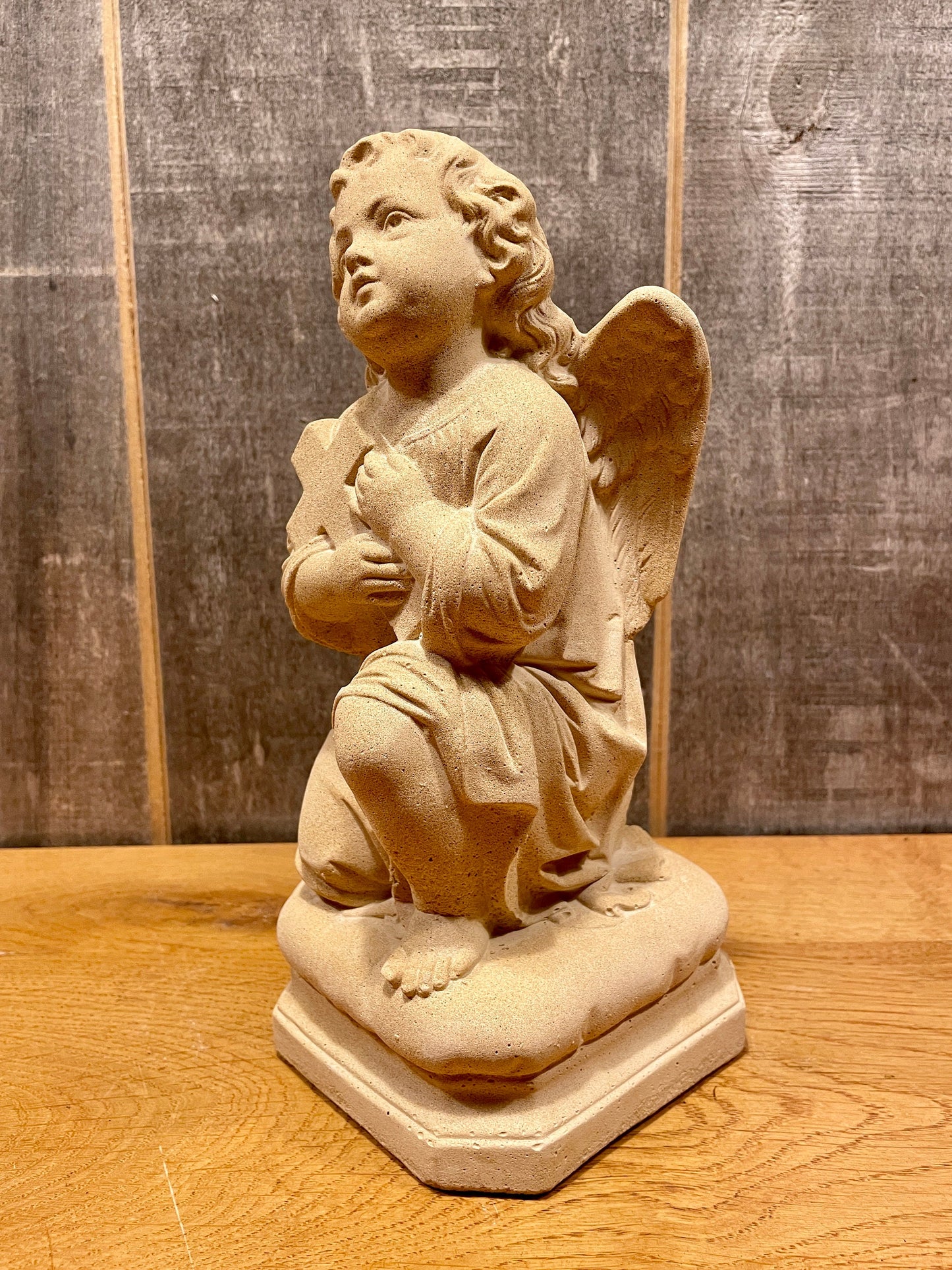 Engelsstatue mit Kreuz