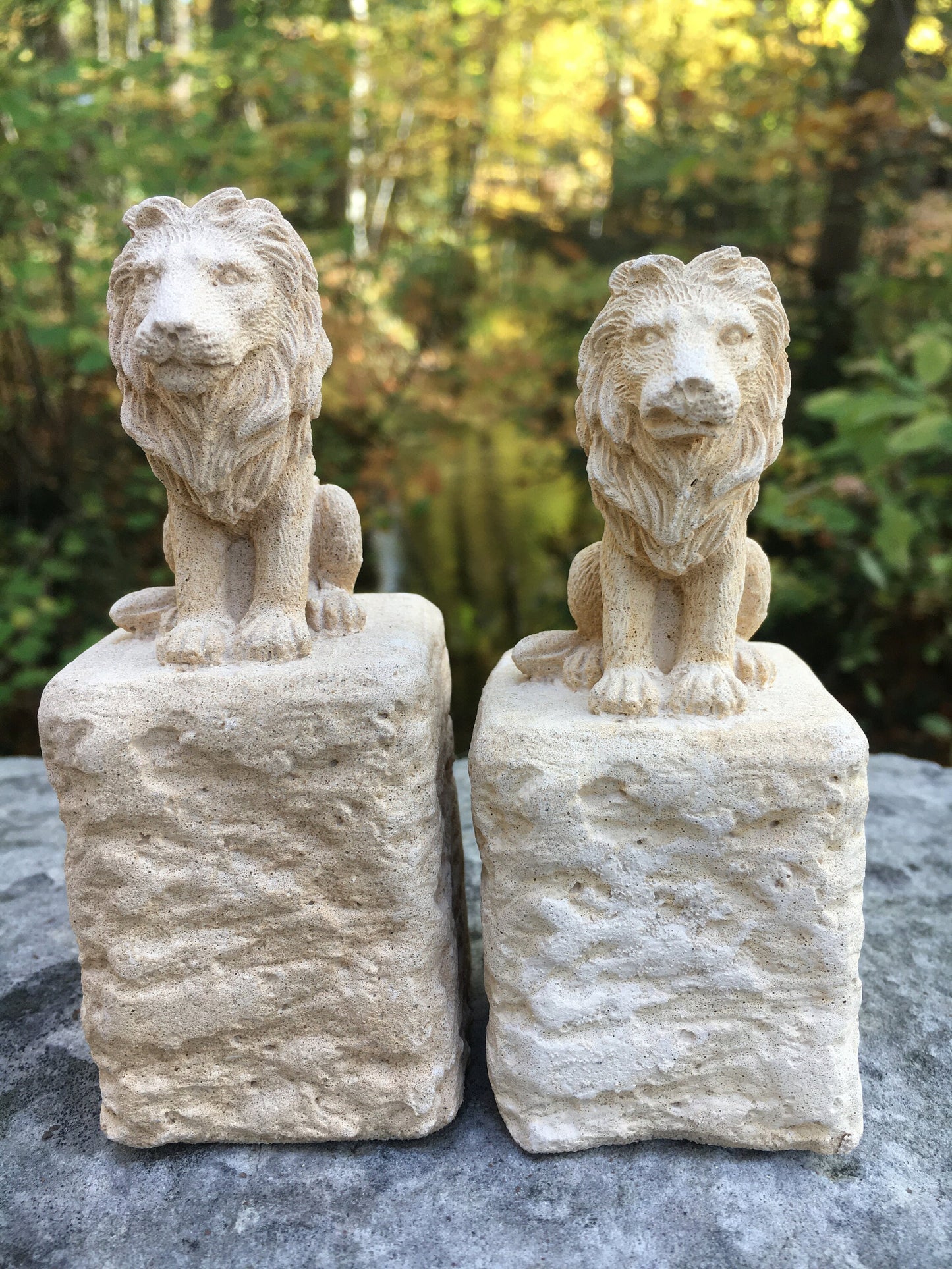 Löwenstatue "Leon" auf Sockel