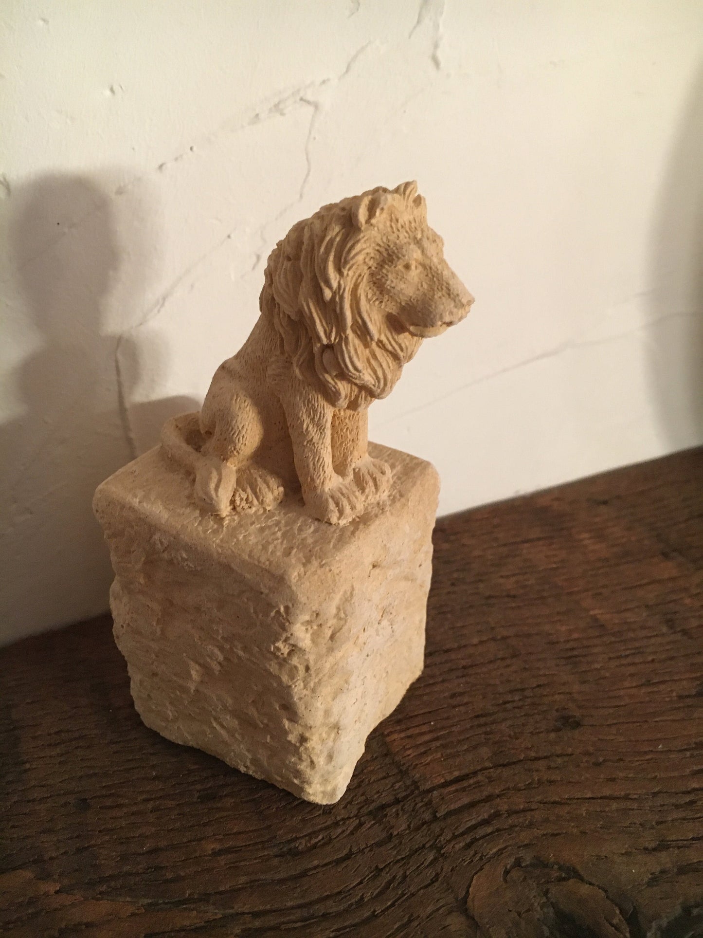 Löwenstatue "Leon" auf Sockel