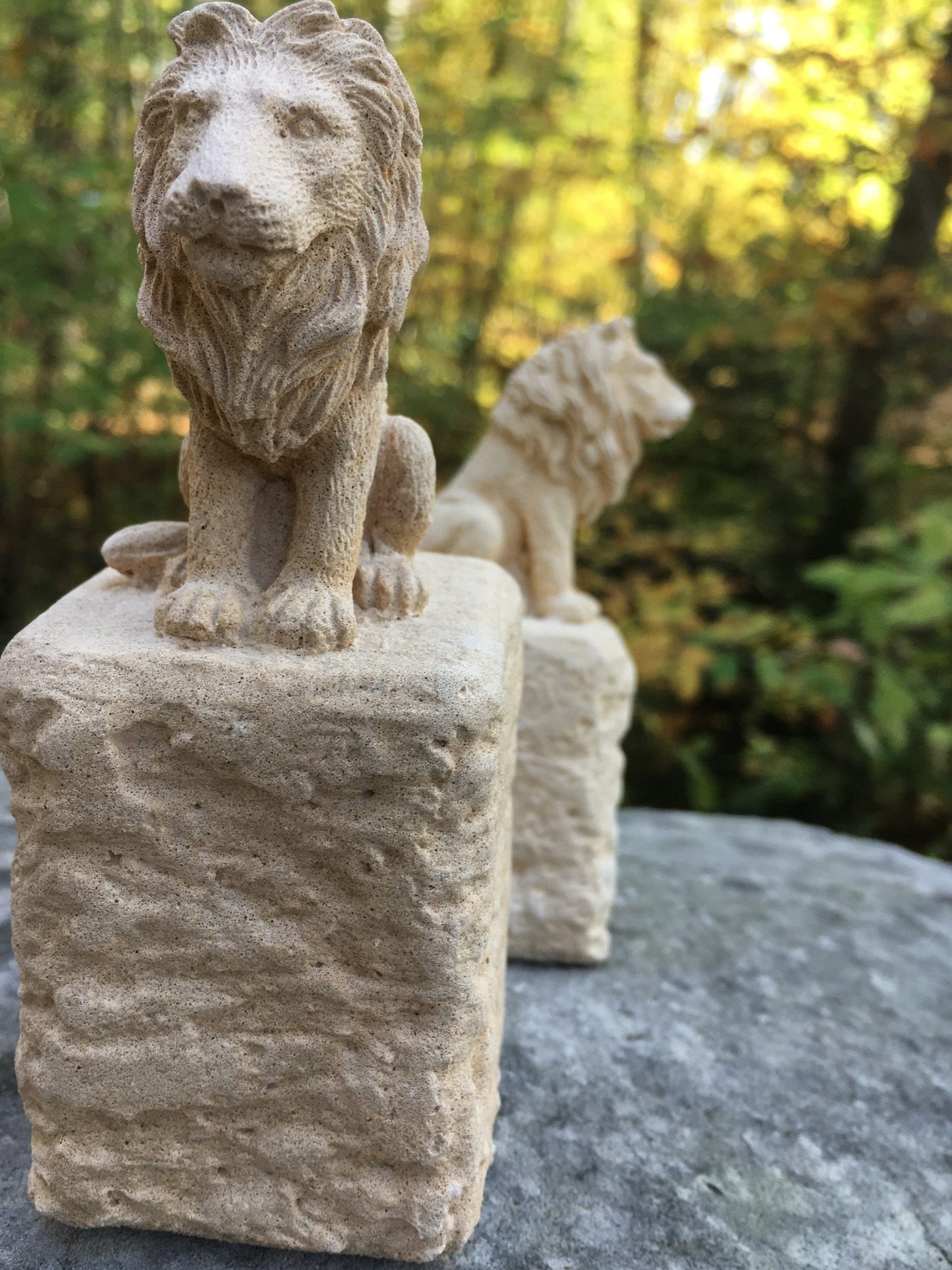 Löwenstatue "Leon" auf Sockel