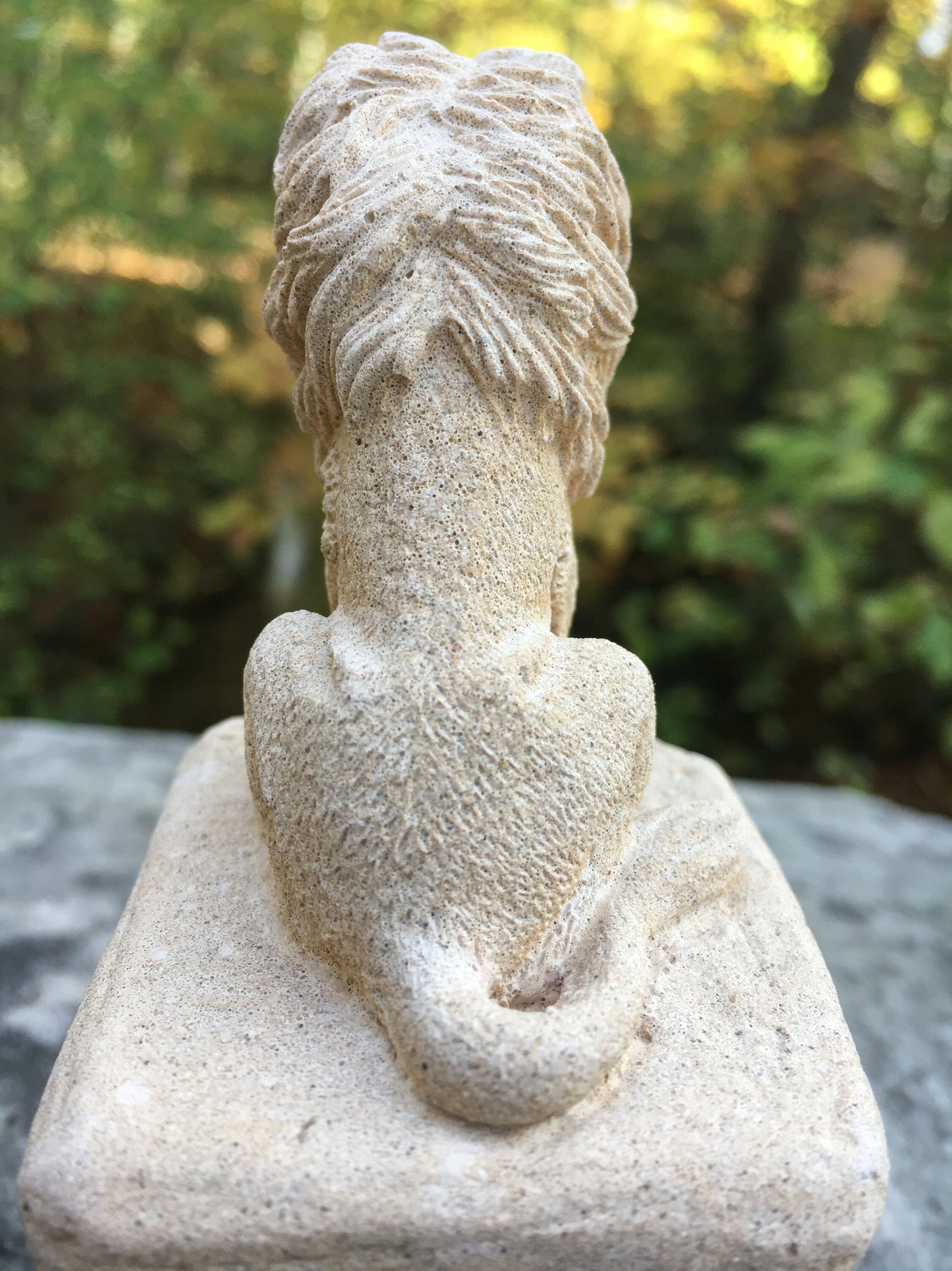 Löwenstatue "Leon" auf Sockel